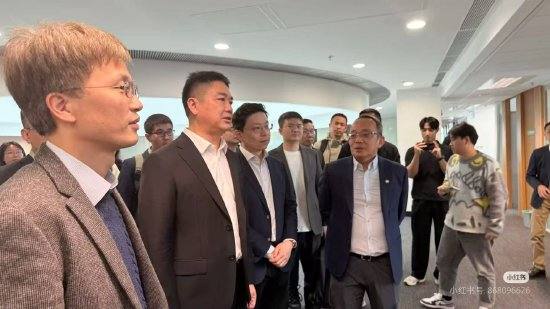 传刘强东现身香港科技大学参观人工智能，此前有消息称其重回业务一线